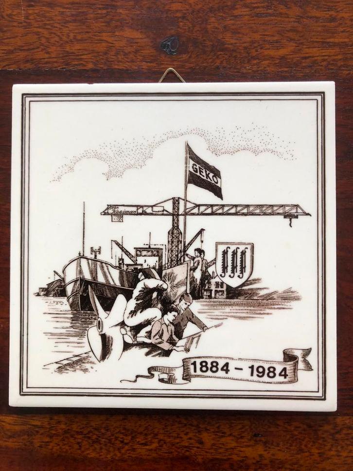 Tegeltje van;  GEKO.  100 jarig bestaan 1884—1984, Verzamelen, Scheepvaart, Overige typen, Motorboot, Ophalen of Verzenden