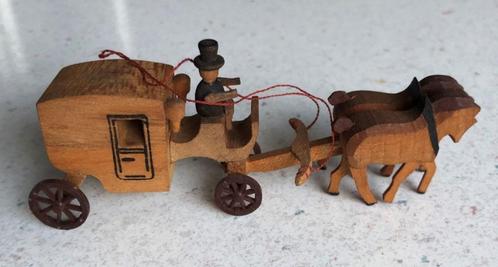 Houten miniatuur POSTKOETS koetsier en paarden - 11 cm, Kinderen en Baby's, Speelgoed | Houten speelgoed, Zo goed als nieuw, Overige typen