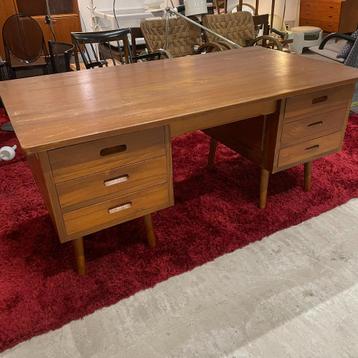 Groot en degelijk teak jaren vijftig bureau, mogelijk Deens beschikbaar voor biedingen