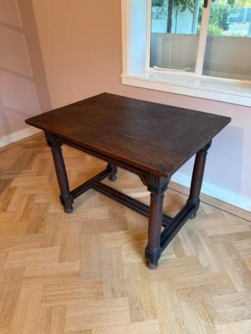 Antieke houten tafel aangeboden beschikbaar voor biedingen