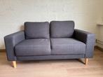 Mooie grijze Jysk bank - Tweezitsbank, Ophalen, 75 tot 100 cm, Zo goed als nieuw, Rechte bank