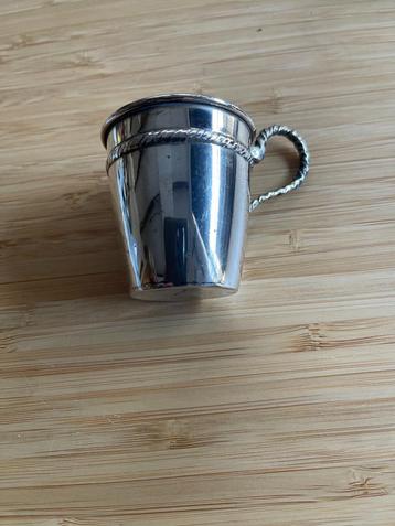 Antiek zilver kinder kopje met een gedraaid oortje beschikbaar voor biedingen