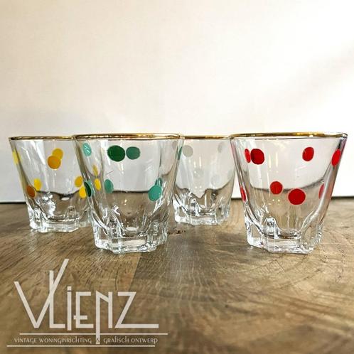 Vier vintage, retro borrelglaasjes, glazen gekleurde stippen, Verzamelen, Glas en Borrelglaasjes, Zo goed als nieuw, Borrel- of Shotglas