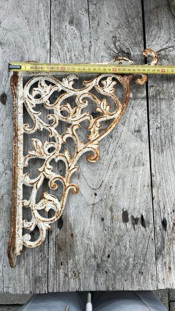 Brocante plankendragers beschikbaar voor biedingen