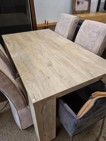 Moderne eettafel voor 4 personen beschikbaar voor biedingen