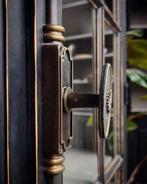 Stoere franse vitrinekast | Zwarte grenen buffetkast  #2358, Huis en Inrichting, Kasten | Vitrinekasten, Niet ingevuld, 100 tot 150 cm