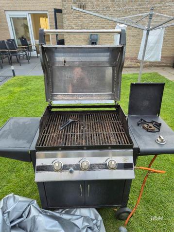 Gas BBQ + Afdekhoes beschikbaar voor biedingen
