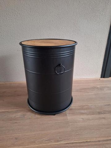 Bijzettafel / opberg-ton / olievat zwart met hout. beschikbaar voor biedingen