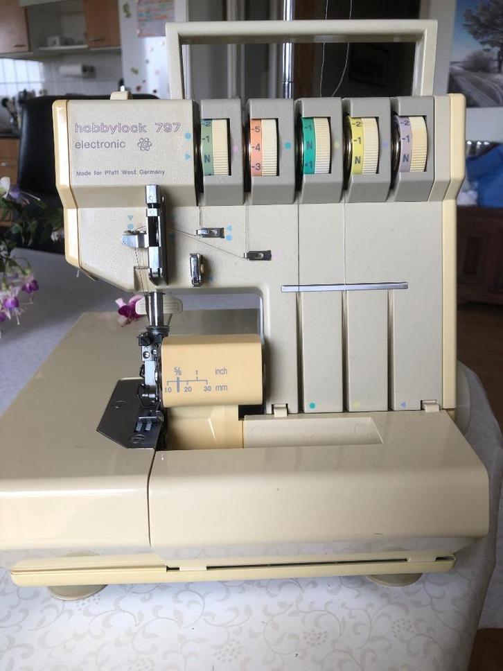 Uitdagende Pfaff 5 draads, 3 naalds Hobbylock 797, Hobby en Vrije tijd, Naaimachines en Toebehoren, Zo goed als nieuw, Lockmachine