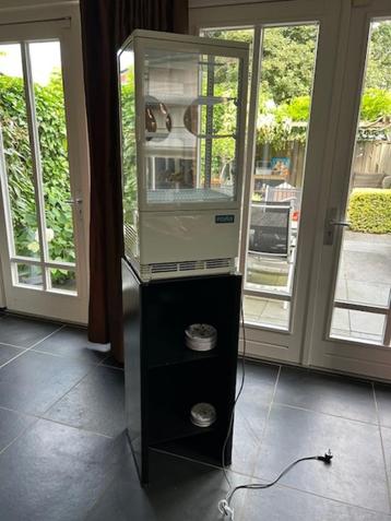 Gebaksvitrine met standaard beschikbaar voor biedingen