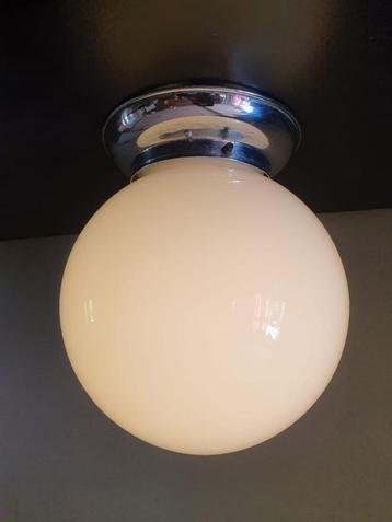 Art Deco plafondlamp met ronde glazen bol beschikbaar voor biedingen