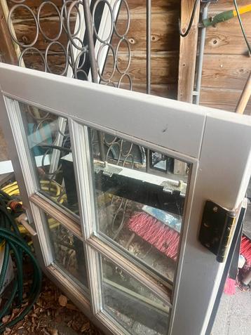 Hardhouten raam met glas beschikbaar voor biedingen