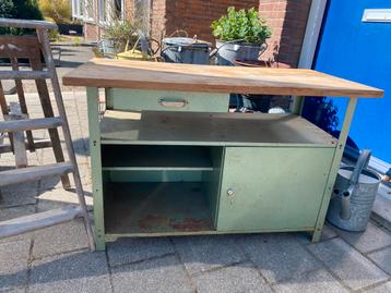 Stoere industriële werkbank beschikbaar voor biedingen