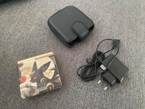 Game Boy Advance SP met Pokémon design + oplader + case, Spelcomputers en Games, Spelcomputers | Nintendo DS, Gebruikt, Overige modellen