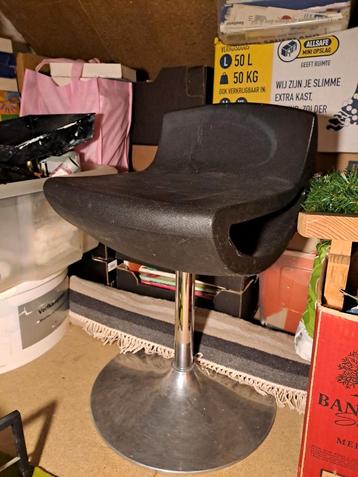 Degelijke lage kruk beschikbaar voor biedingen