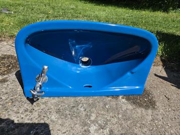 Wastafels 1x blauw en 2x wit. In prima staat.  beschikbaar voor biedingen