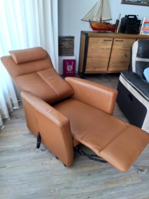 Prominent leren elektrische sta op stoel, Huis en Inrichting, Fauteuils, Zo goed als nieuw, Leer, 50 tot 75 cm, 75 tot 100 cm