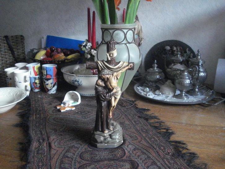 prachtig zeldzaam beeldje jezus aan kruis met franciscus, Antiek en Kunst, Antiek | Religie, Ophalen of Verzenden