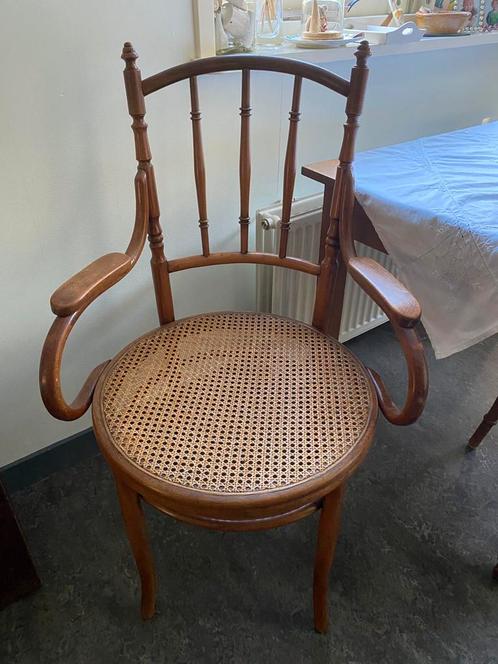 Antieke Thonet stoel met armleuningen. MUNDUS VIENNA AUSTRIA, Antiek en Kunst, Antiek | Meubels | Stoelen en Banken, Ophalen