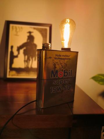 Unieke vintage Mobil olieblik lamp – industriële eyecatcher. beschikbaar voor biedingen