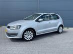 Volkswagen Polo 1.2 trendline bouwjaar 2011 met nw apk, Voorwielaandrijving, Parkeersensor, Gebruikt, Zwart