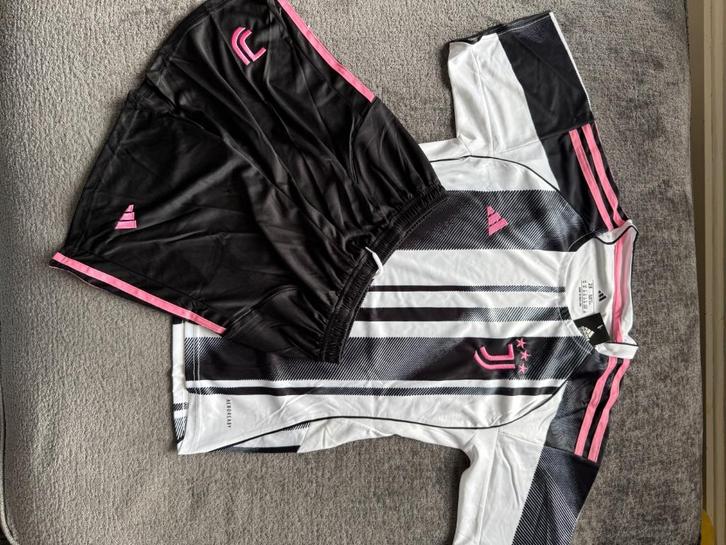 Nieuwe Juventus tenue, Sport en Fitness, Voetbal, Nieuw, Set, Maat XS of kleiner, Ophalen of Verzenden