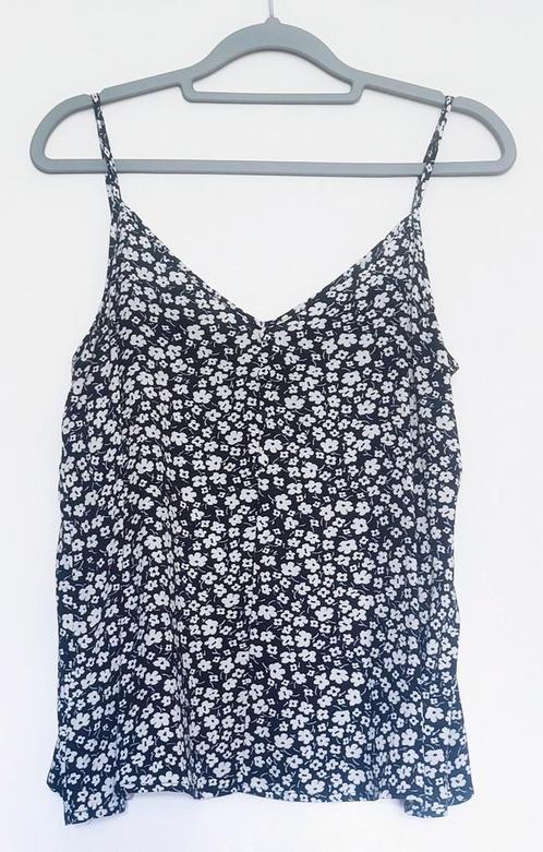Leuke donkerblauwe gebloemde top met v-hals, Kleding | Dames, Tops, Zo goed als nieuw, Maat 36 (S), Blauw, Zonder mouw, Ophalen of Verzenden