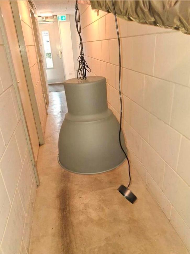 Grijze hanglamp in goede staat, Huis en Inrichting, Lampen | Hanglampen, Zo goed als nieuw, 50 tot 75 cm, Metaal, Ophalen