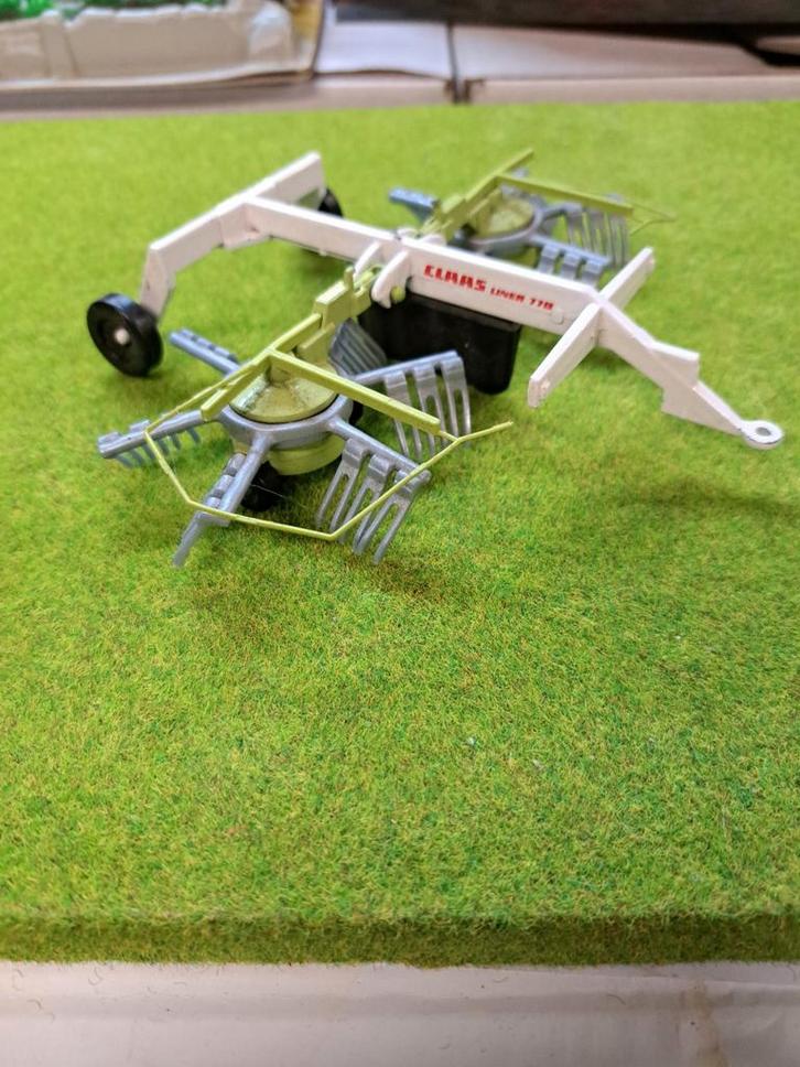 Claas Liner 770 dubbele zwadhark van Siku met nummer 2560, Hobby en Vrije tijd, Modelauto's | 1:32, Zo goed als nieuw, Tractor of Landbouw