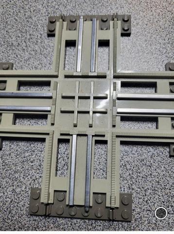 Lego trein 12 Volt grijze rails kruispunt met bielzen.  beschikbaar voor biedingen