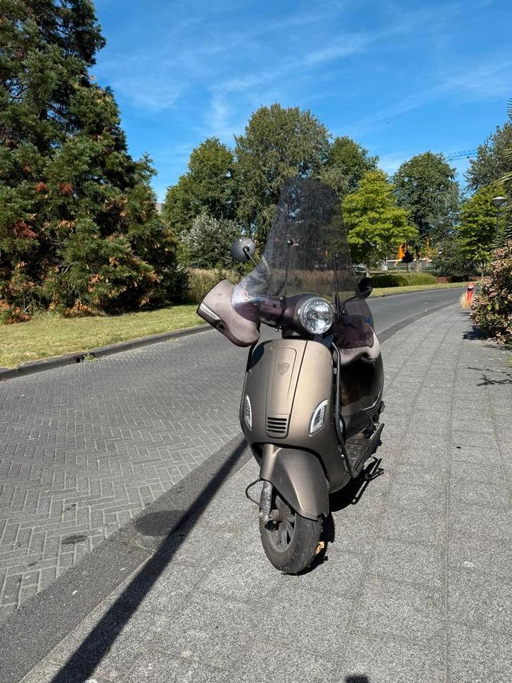Vespa look-a-like scooter - voor handige harrie een koopje, Fietsen en Brommers, Brommeronderdelen | Scooters, Gebruikt, Overige merken