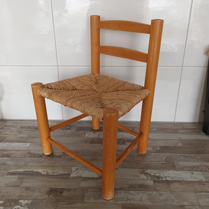 Houten Vintage kinderstoeltje met rieten zitting, Kinderen en Baby's, Kinderkamer | Tafels en Stoelen, Gebruikt, Stoel(en), Ophalen of Verzenden