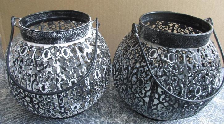 2 x mooi rond windlicht met hengsel. 19 cm samen 4,00, Huis en Inrichting, Woonaccessoires | Kandelaars en Kaarsen, Zo goed als nieuw