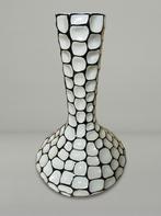 Wit met zwarte Fair Trade design vaas, Huis en Inrichting, Woonaccessoires | Vazen, 50 tot 75 cm, Verzenden, Wit, Aardewerk of Porselein