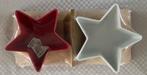 ** NIEUW, BAMBOO PLANK MET 2 KERAMIEKEN STER SCHAALTJES **, Keramiek, Nieuw, Ophalen of Verzenden, Schaal of Schalen