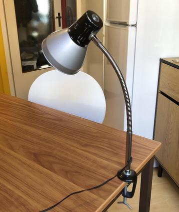 Oude metalen bureaulamp met flexibele buigbare arm beschikbaar voor biedingen