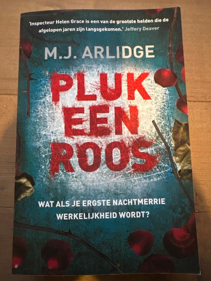 Pluk een Roos - M.J. Arlidge, Boeken, Thrillers, Gelezen, Nederland, Ophalen of Verzenden