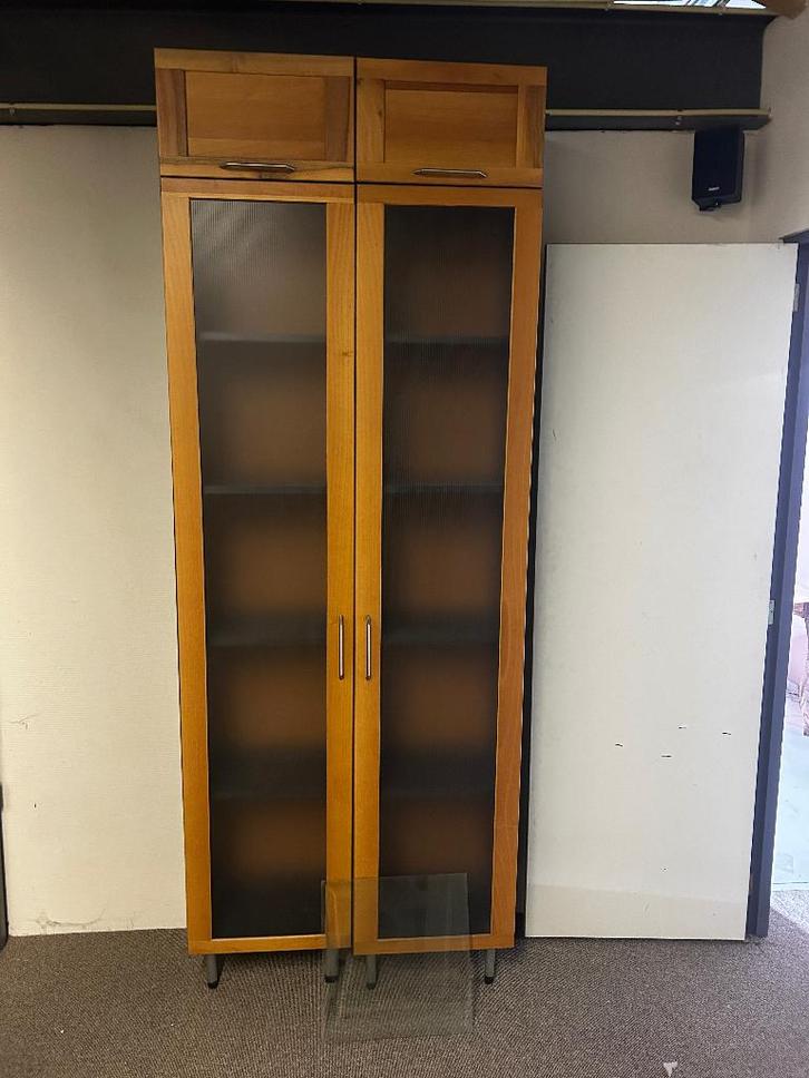 2design kasten met noten houten deuren met matglas, Huis en Inrichting, Kasten | Vitrinekasten, Zo goed als nieuw, Minder dan 100 cm