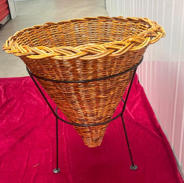 2 GROTE RIETEN PUNT MANDEN 65 CM HOOG IDEAAL VOOR MARKTEN!, Huis en Inrichting, Woonaccessoires | Schalen en Manden, Zo goed als nieuw