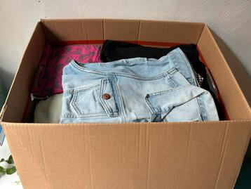 10 kilo/48 items doos/zak met kleding beschikbaar voor biedingen