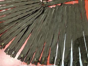 Nu deze 44 metalen ritsen van 30 cm lang  beschikbaar voor biedingen