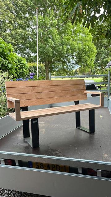 Douglas Bankje beschikbaar voor biedingen