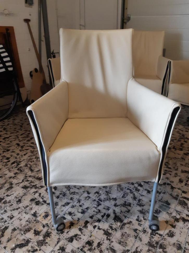 2 leren eetkamerstoelen op wielen, Huis en Inrichting, Stoelen, Gebruikt, Twee, Leer, Overige materialen, Overige kleuren, Ophalen