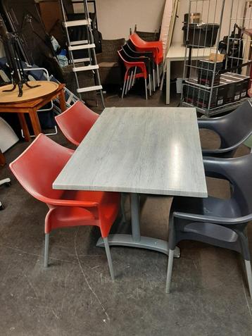 gratis Leuke (tuin) tafel - terras tafel met metalen voet beschikbaar voor biedingen