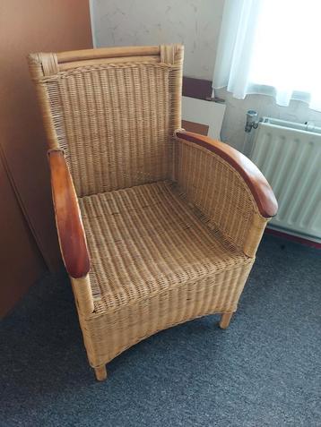 Rieten stoel met houten armleuning beschikbaar voor biedingen