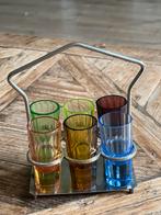 Vintage set borrelglaasjes en metalen houder – jaren ’50/’60, Verzamelen, Glas en Borrelglaasjes, Ophalen, Gebruikt, Borrel- of Shotglas