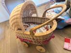 Kinderwagen riet compleet met pop en drie setjes, Ophalen, Zo goed als nieuw, Babypop