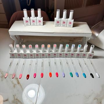 16 x gelpolish + base top en biab  beschikbaar voor biedingen