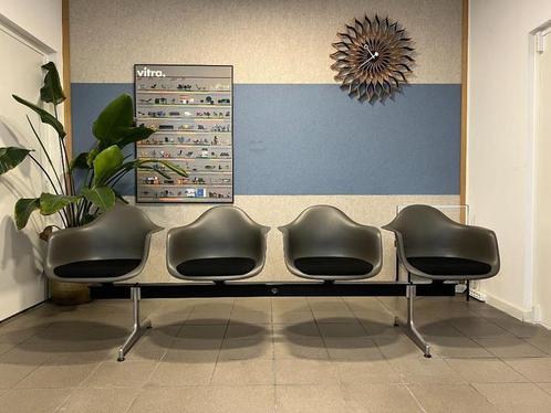 Vitra | Eames | Tandem Seat Basalt Grijs, Huis en Inrichting, Stoelen, Gebruikt, Vier, Kunststof, Metaal, Stof, Grijs, Ophalen of Verzenden