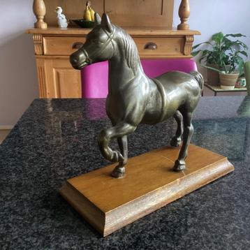 Beeld, paard, koper of brons, houten sokkel, vintage  beschikbaar voor biedingen